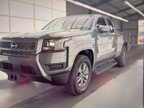 Used 2025 Nissan Frontier SV RWD image 2
