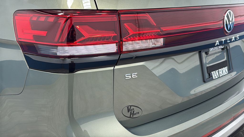 Used 2025 Volkswagen Atlas Peak Edition SE AWD/4WD image 39
