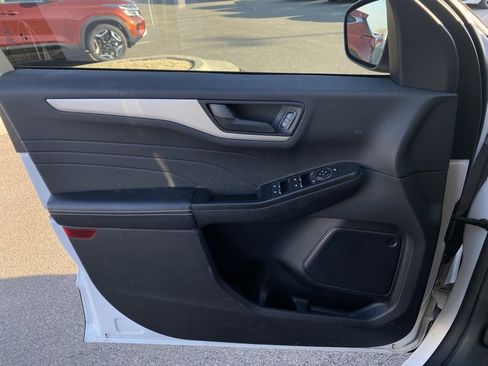 Used 2022 Ford Escape SE w/ SE Sport Appearance Package image 19