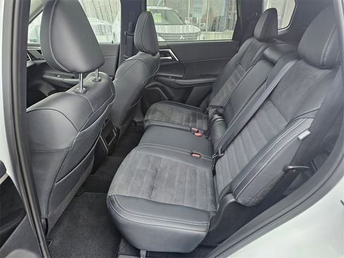 Used 2024 Mitsubishi Outlander SE image 10