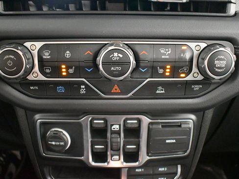 Used 2024 Jeep Wrangler Unlimited Sahara image 26