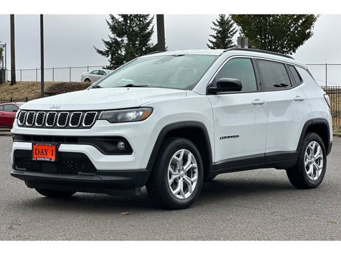 Used 2024 Jeep Compass Latitude image 10