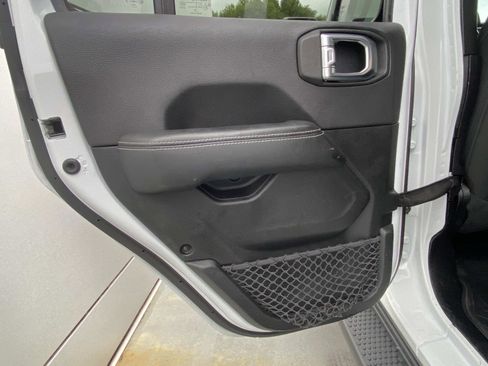 Used 2020 Jeep Wrangler Unlimited Sahara image 11