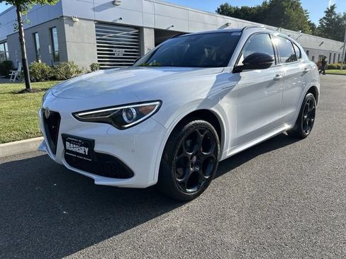 Used 2023 Alfa Romeo Stelvio Veloce AWD/4WD image 4