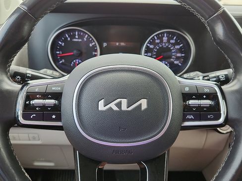 Used 2023 Kia Carnival LX image 11