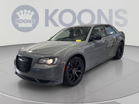 Used 2019 Chrysler 300 Touring w/ Sport Appearance Package RWD image 5