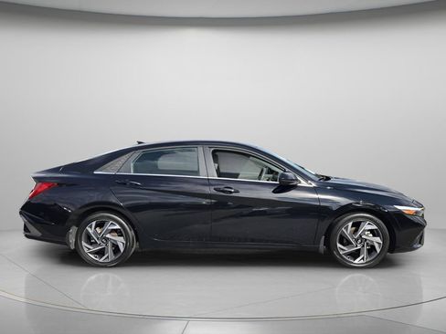 Certified 2025 Hyundai Elantra SEL FWD image 4
