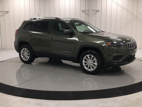 Used 2021 Jeep Cherokee Latitude AWD/4WD image 2