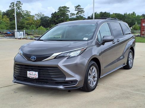 Certified 2023 Toyota Sienna LE FWD image 3