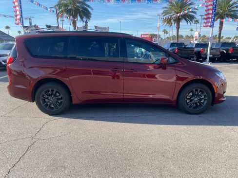 Used 2020 Chrysler Pacifica Touring-L image 4