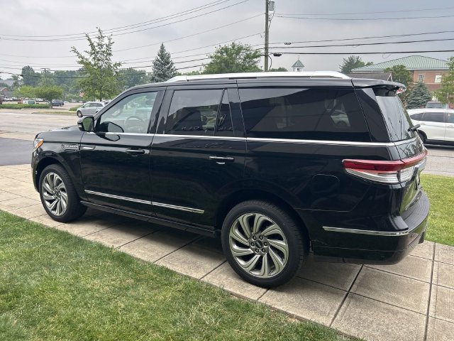 Used 2022 Lincoln Navigator Reserve AWD/4WD image 4