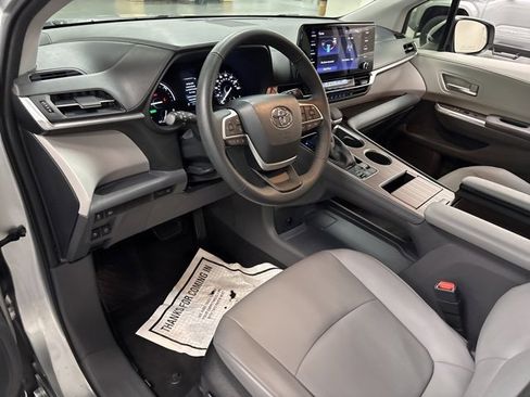 Certified 2022 Toyota Sienna XLE image 17
