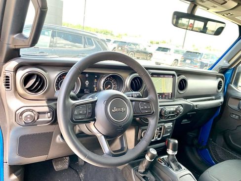 Used 2023 Jeep Gladiator Sport AWD/4WD image 12
