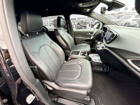 Used 2026 Chrysler Pacifica Select image 33