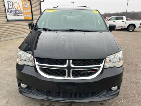 Used 2017 Dodge Grand Caravan SXT FWD image 2