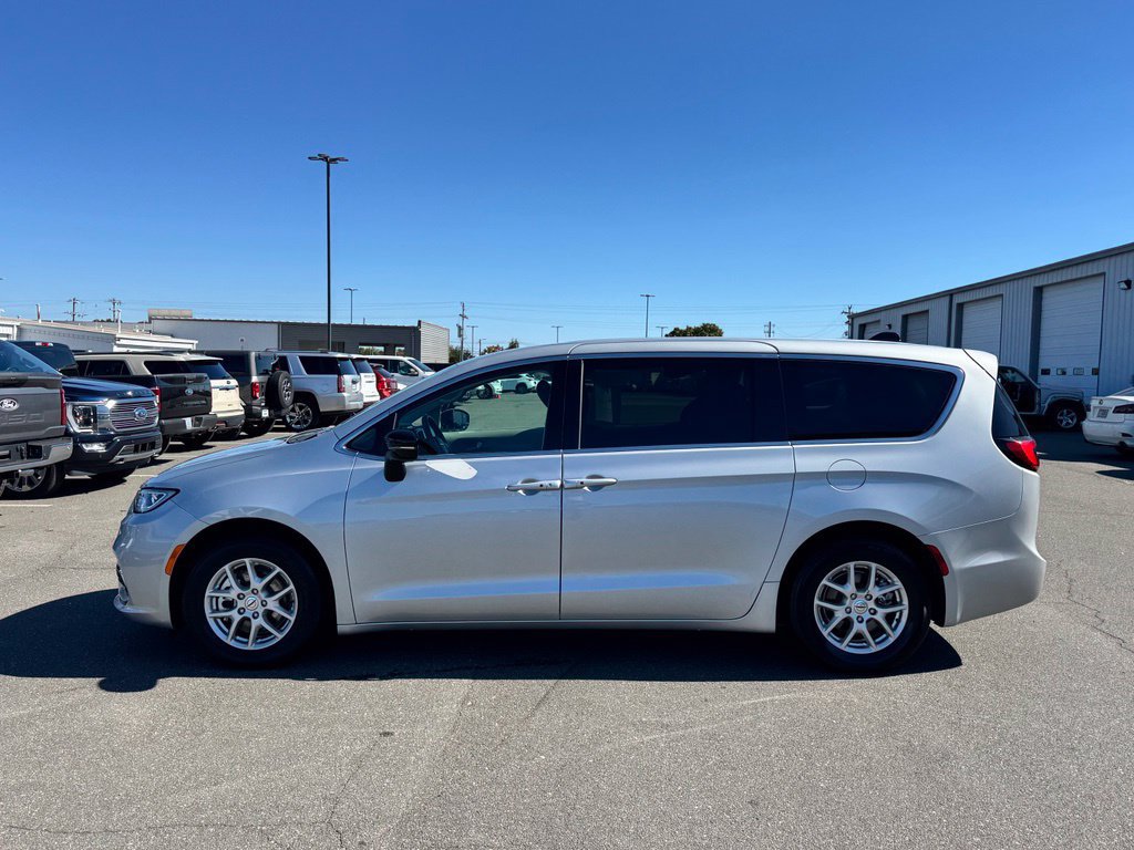 Used 2024 Chrysler Pacifica Touring-L FWD image 3