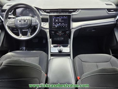 Used 2024 Jeep Grand Cherokee Laredo AWD/4WD image 12