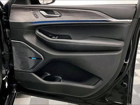 Used 2023 Jeep Grand Cherokee Overland w/ Advanced Protech Group III image 21