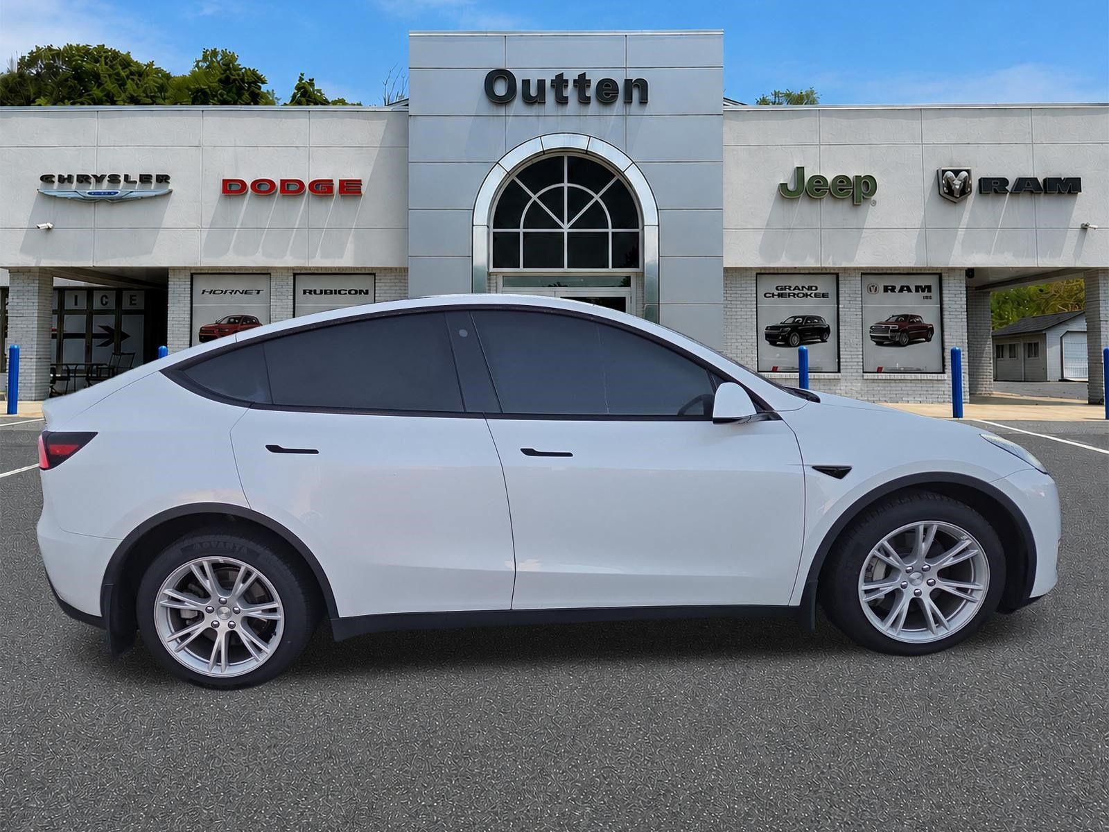 Used 2023 Tesla Model Y AWD image 2