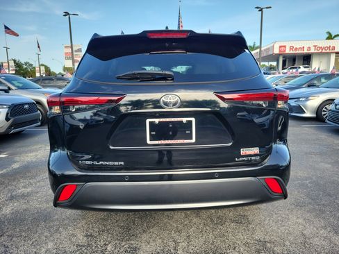 Used 2025 Toyota Highlander Limited FWD image 9