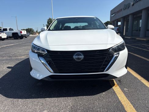Used 2025 Nissan Sentra SV FWD image 2