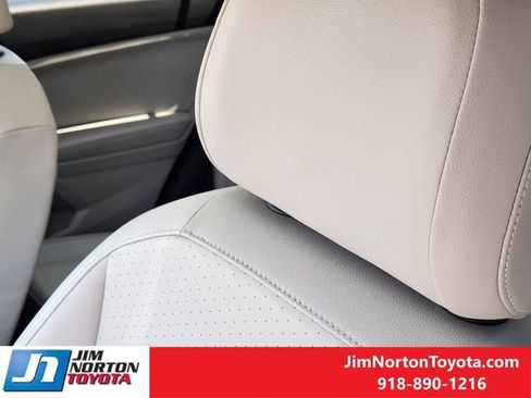 Used 2023 Volkswagen Tiguan SE w/ Panoramic Sunroof Package FWD image 16
