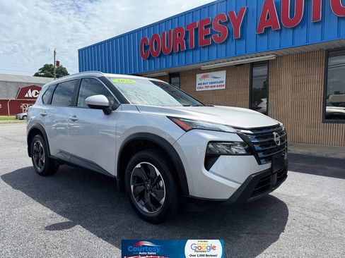 Used 2025 Nissan Rogue SV w/ SV Premium Package FWD image 1