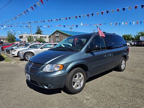 Used 2005 Dodge Grand Caravan SXT w/ Premium Group FWD image 3