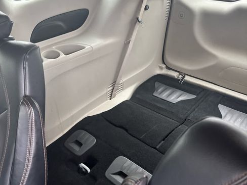 Used 2017 Chrysler Pacifica Touring-L image 34