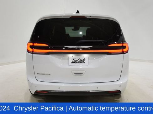 Used 2024 Chrysler Pacifica Touring-L image 5