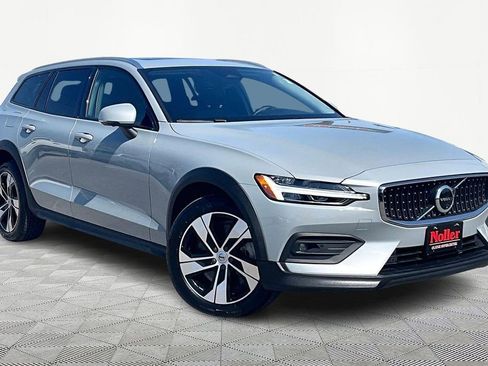 Used 2024 Volvo V60 B5 Cross Country Plus image 12