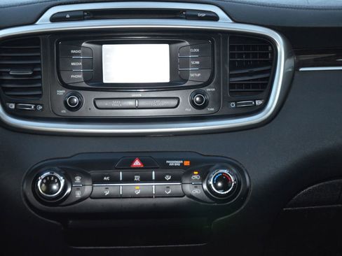 Used 2018 Kia Sorento LX image 45