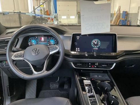 Used 2025 Volkswagen Atlas Cross Sport SE image 12