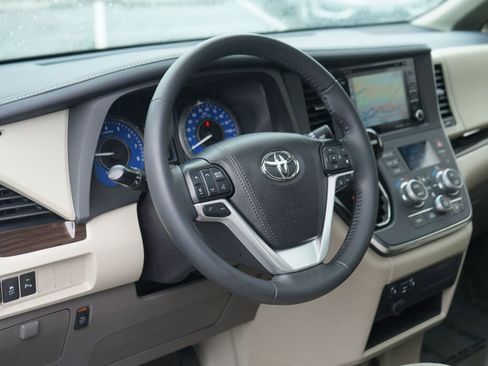 Used 2019 Toyota Sienna XLE AWD/4WD image 16