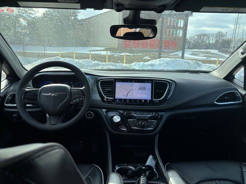 Used 2025 Chrysler Pacifica Limited image 35