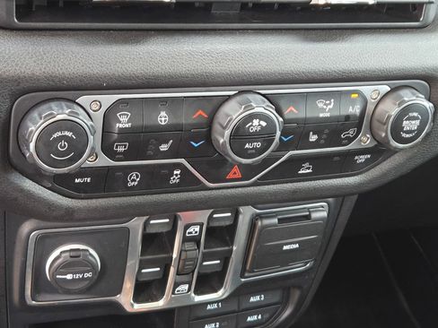 Used 2024 Jeep Gladiator Sport AWD/4WD image 17