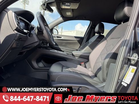 Used 2025 Volkswagen Atlas Cross Sport SE image 27