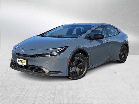Used 2024 Toyota Prius LE image 1