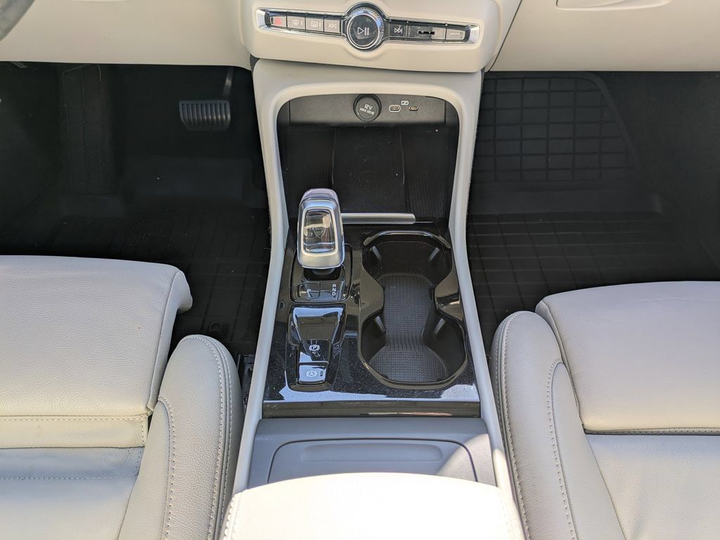 Certified 2023 Volvo XC40 B5 Plus w/ Driver Assist Package AWD/4WD image 19