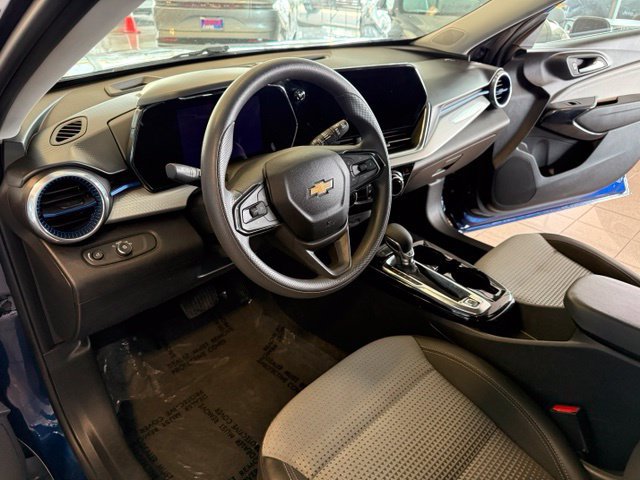 Used 2024 Chevrolet Trax LT FWD image 2