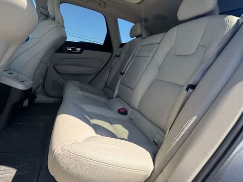 Used 2019 Volvo XC60 T6 Momentum w/ Multimedia Package image 19