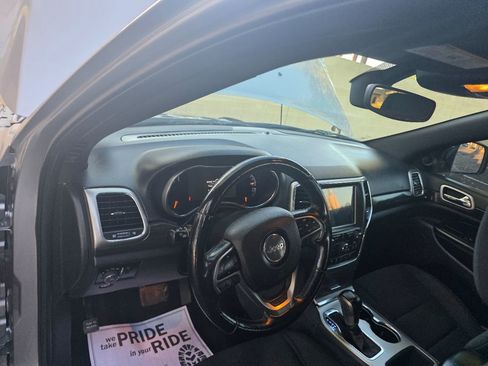 Used 2018 Jeep Grand Cherokee Laredo image 18