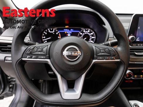 Used 2025 Nissan Altima 2.5 SV FWD image 10