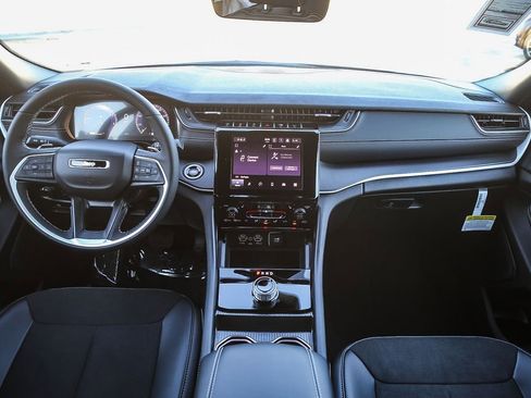 New 2025 Jeep Grand Cherokee L Altitude image 11