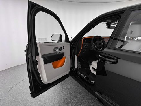 New 2026 Rolls-Royce Cullinan Black Badge image 11
