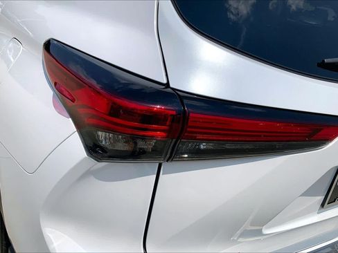 Used 2023 Toyota Highlander Platinum FWD image 28