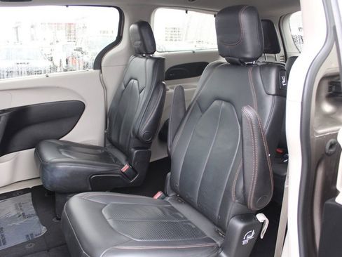 Used 2018 Chrysler Pacifica Touring-L Plus image 26