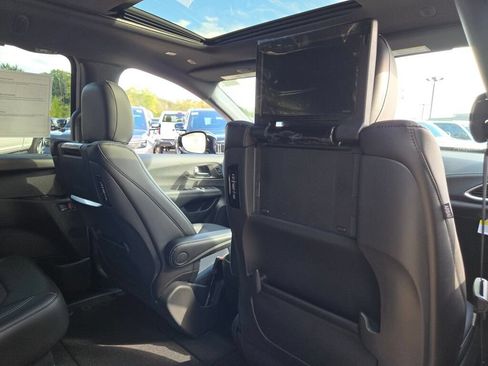 New 2026 Chrysler Pacifica Select FWD image 10