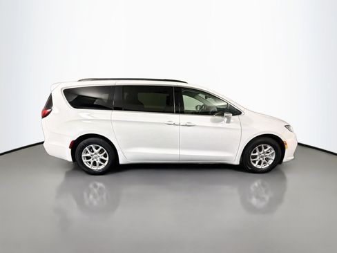 Used 2022 Chrysler Pacifica Touring-L FWD image 11