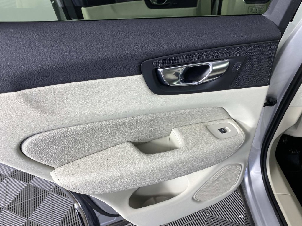 Used 2019 Volvo XC60 T5 Momentum w/ Premium Package FWD image 22